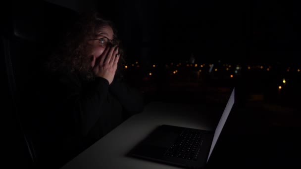 Woman Meglepett Ünnepelt Valamit Miközben Szörfözik Interneten Számítógéppel Éjszaka Fogalom — Stock videók