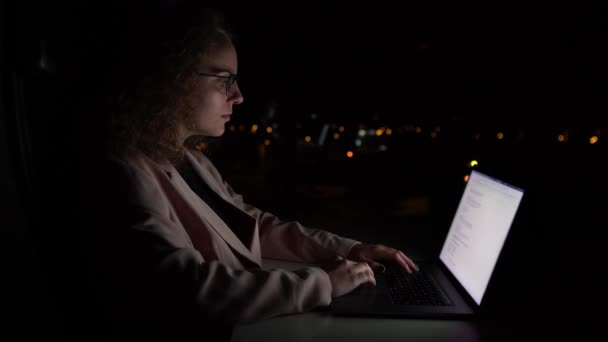 Επιχειρηματίας Κοστούμι Που Σερφάρει Στο Διαδίκτυο Νύχτα Μετά Κλείνει Λάπτοπ — Αρχείο Βίντεο