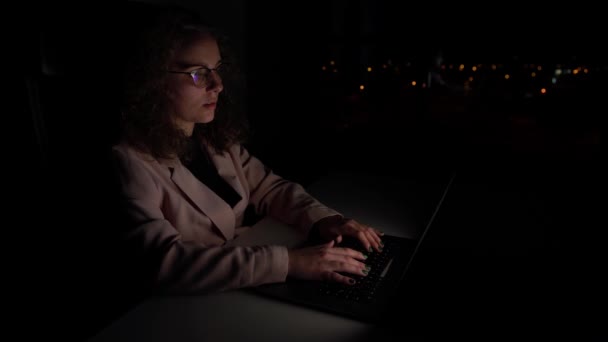 Mujer Trabajando Con Ordenador Oscuridad Somnoliento Bosteza Cierra Computadora Para — Vídeo de stock