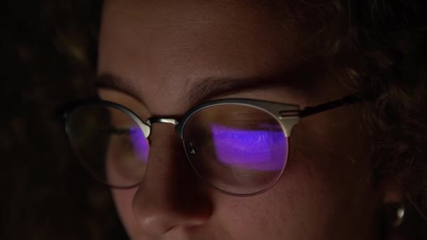Reflexe Obrazovky Brýlích Ženy Která Noci Prohlíží Počítač Osoba Používající — Stock video