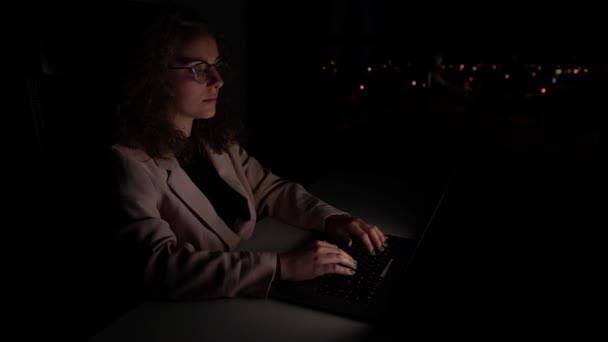 Mujer Negocios Trabajando Computadora Por Noche Está Cansada Bosteza Luego — Vídeo de stock