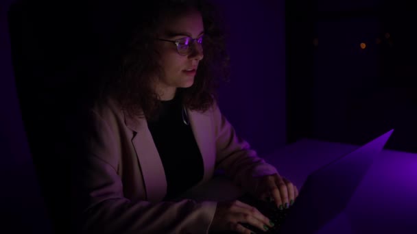 Wanita Bersetelan Menggunakan Komputer Dalam Gelap Malam Ada Cahaya Dari — Stok Video