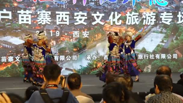 中国西安- 2019年3月30日：中国世博会上表演苗族传统舞蹈的表演者观 — 图库视频影像