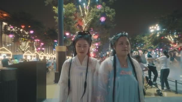 XIAN, KINA - MARS 25, 2019: Människor klä upp gamla kinesiska tecken i Datang Everbright stad natursköna plats, Kina — Stockvideo
