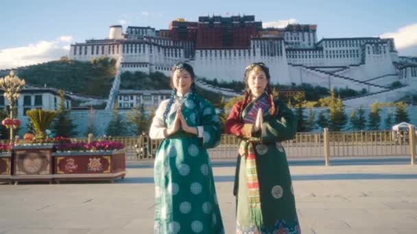 LHASA, CHINA - SEP 21, 2020: Lány fényképezte a hagyományos tibeti ruhák előtt Potala Palace, Kína, Tibet — Stock videók