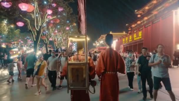 XIAN, CHINE - 25 MARS 2019 : Les gens déguisent des personnages chinois anciens dans Datang Everbright ville pittoresque spot, Chine — Video
