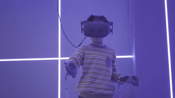 XIAN, Κίνα - NOV 15, 2020: Αγόρι που παίζει VR παιχνίδι, Κίνα — Αρχείο Βίντεο