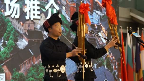 中国西安- 2019年3月30日：中国世博会上表演苗族传统舞蹈的表演者观 — 图库视频影像