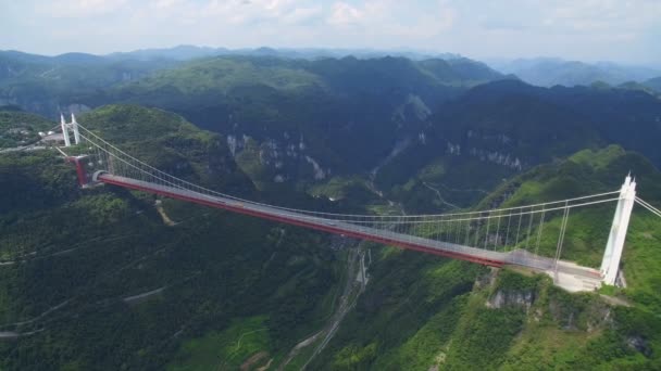 Vista aérea del puente colgante de Aizhai en el cañón, Hubei, China . — Vídeo de stock