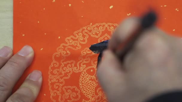 Calligrafo cinese Scrivere distici del Festival di Primavera, Questi caratteri cinesi significano felicità primaverile — Video Stock