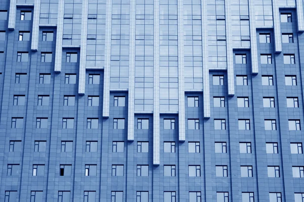 Ventanas en el edificio de gran altura — Foto de Stock