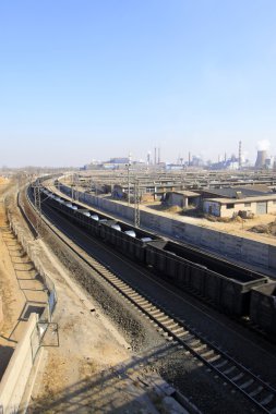 Tren şehrin kenarında