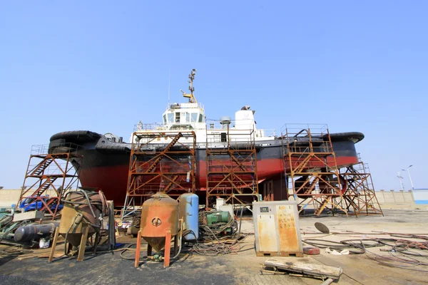 La nave era in riparazione sul molo — Foto Stock