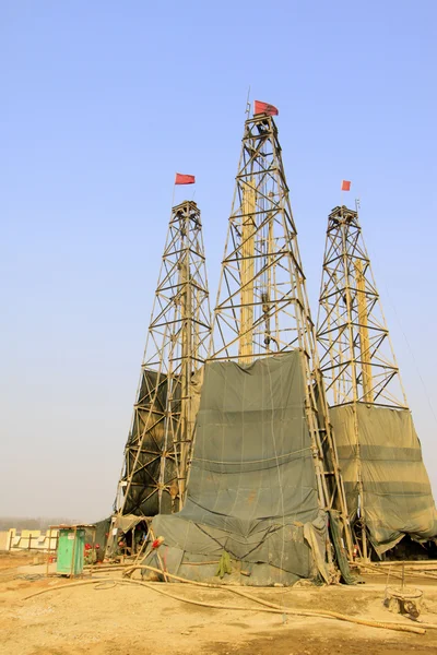 Foratura derrick in una miniera di ferro, Cina — Foto Stock