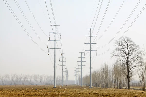 Wysokiego napięcia energii elektrycznej rury stalowej wieży — Zdjęcie stockowe