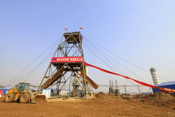 Derrick di perforazione nella miniera di ferro di MaCheng, contea di Luannan, Hebei Pro — Foto Stock