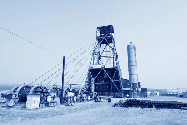 Wiercenia derrick w kopalni żelaza Mach, powiat luannan, hebei pro — Zdjęcie stockowe