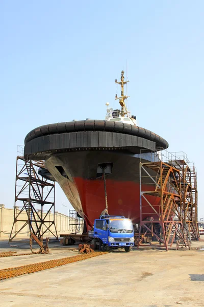 La nave era in riparazione sul molo — Foto Stock