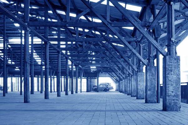 Espacio de almacenamiento abandonado en una fábrica — Foto de Stock