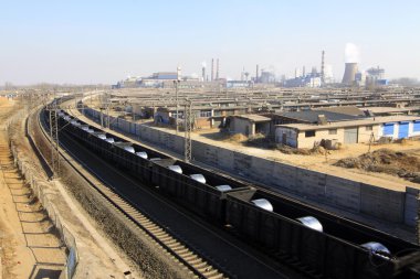 Tren şehrin kenarında