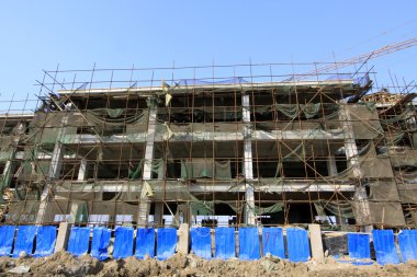 İskele ve kule vinç, inşaat alanında