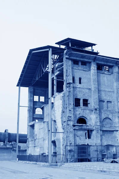 Edificio en ruinas en una fábrica — Foto de Stock