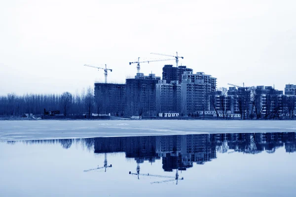 Edificio inacabado en el paseo marítimo, el norte de China — Foto de Stock