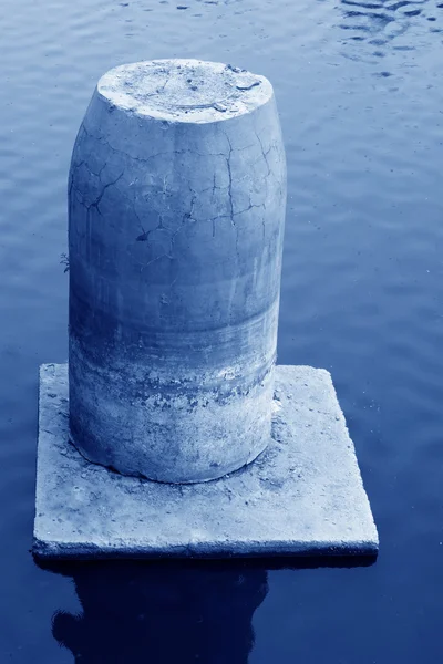 Bâtiments en béton brisé dans la rivière — Photo