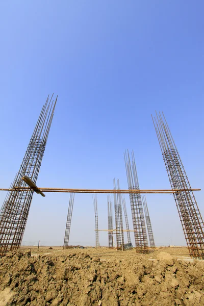 Ingeniería de barras de refuerzo en una obra de construcción — Foto de Stock