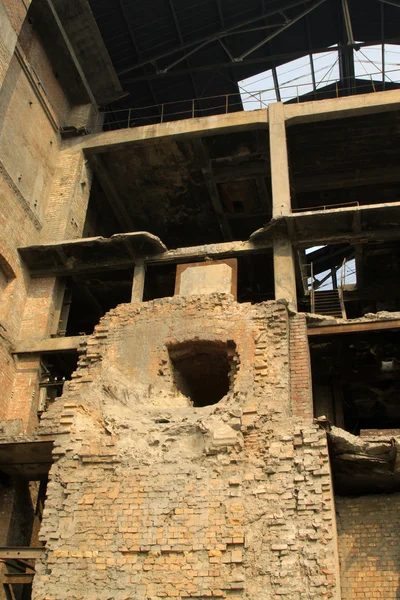 Edificio en ruinas en una fábrica —  Fotos de Stock