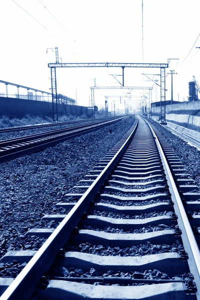 Elettrificazione rete di contatto ferroviaria colonna in acciaio — Foto Stock