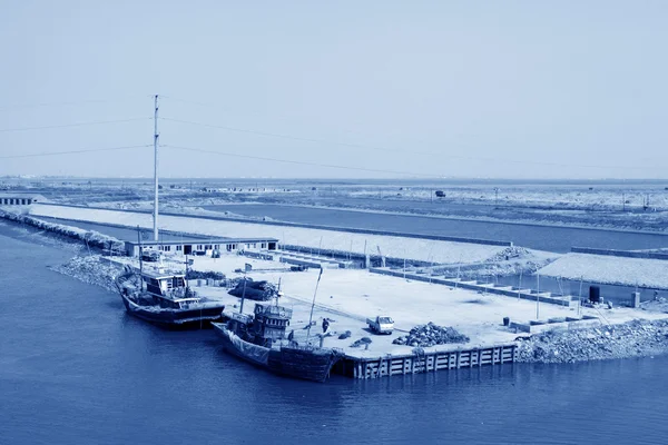 Fiskebåtar och enkel fishing wharf — Stock fotografie