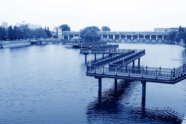 Puente de caballete en un jardín —  Fotos de Stock