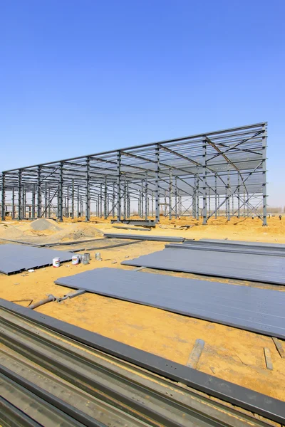 Oficina de produção industrial viga de aço telhado — Fotografia de Stock