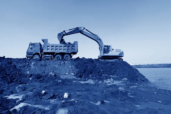 Busy excavator at the construction site — Stock Photo, Image