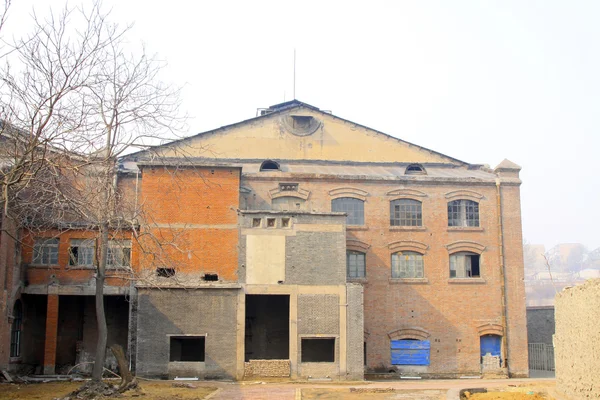 Bâtiment abandonné dans une usine — Photo