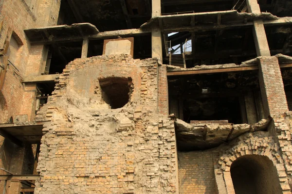 Edificio en ruinas en una fábrica — Foto de Stock