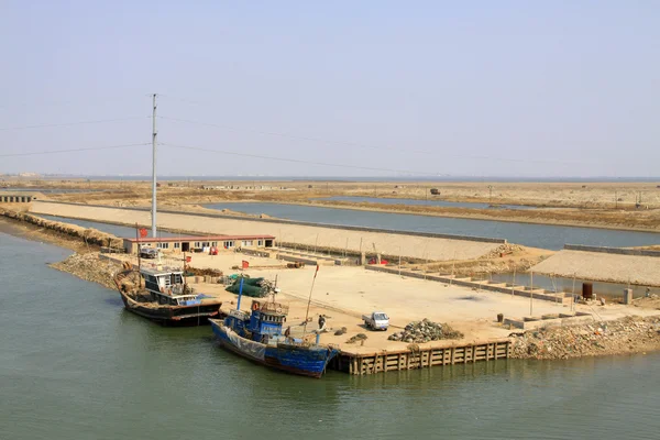 Vissersboten en eenvoudige visserij wharf — Stockfoto