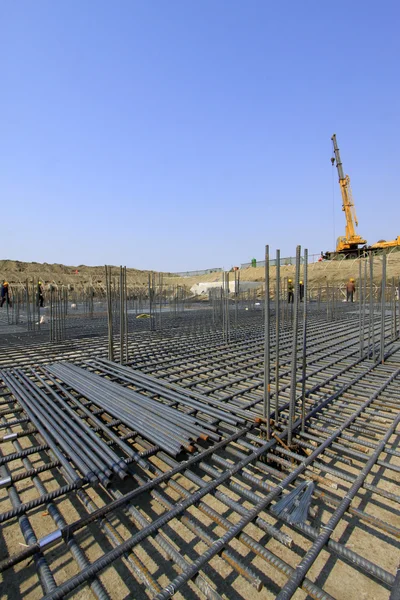 Ingeniería de barras de refuerzo en una obra de construcción — Foto de Stock