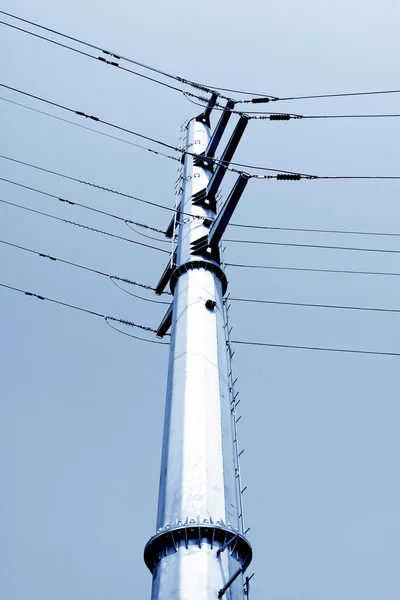 Hochspannung elektrische Leistung Stahlrohrturm — Stockfoto