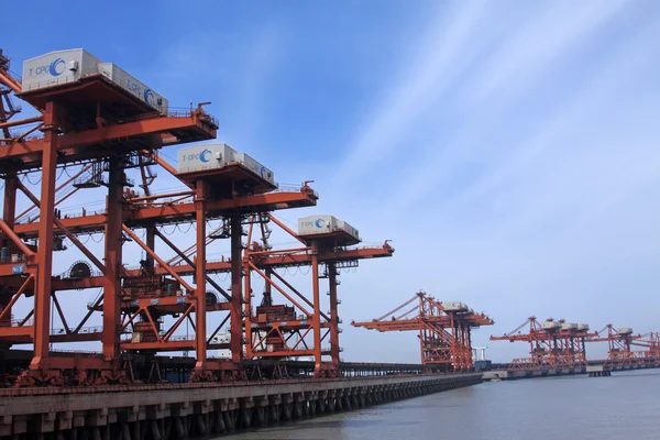 Lifting machinery and equipment in Iron Ore Wharf — Stock Photo, Image