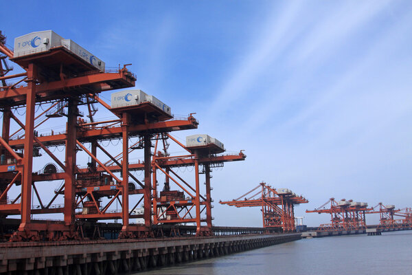 Lifting machinery and equipment in Iron Ore Wharf