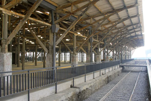 Campo de material abandonado en una fábrica —  Fotos de Stock