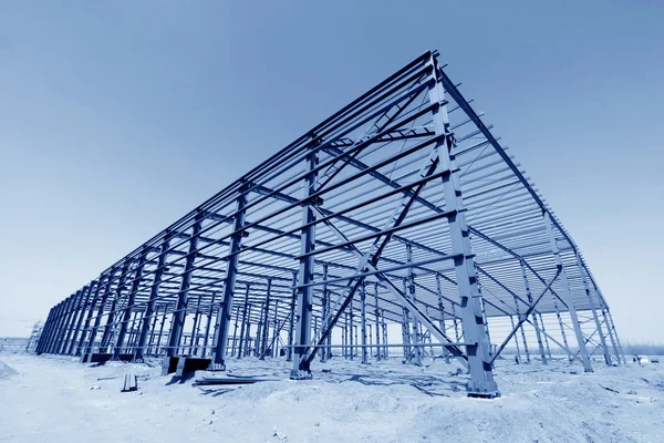 工业生产车间屋顶钢结构梁 — 图库照片