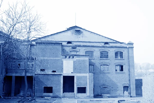 Bir fabrikada terk edilmiş bir bina. — Stok fotoğraf