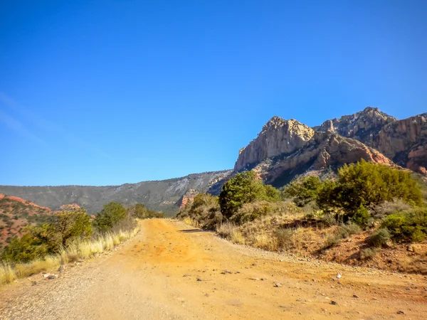 Asfaltsız toprak yol mountaints ile sürüklenen