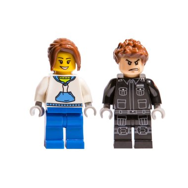 27.11.2020. Lego inşaat blokları kadın ve erkek şeklinde. Nazik bir kız gülümsüyor, tehditkar bir adam sert bir bakış.