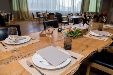 Kafenin içi açık büfe için hazır eşyalar ve bardaklarla dolu boş bir restoran salonu.