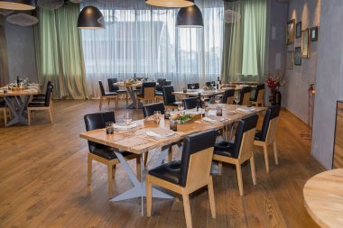 Kafenin içi açık büfe için hazır eşyalar ve bardaklarla dolu boş bir restoran salonu.