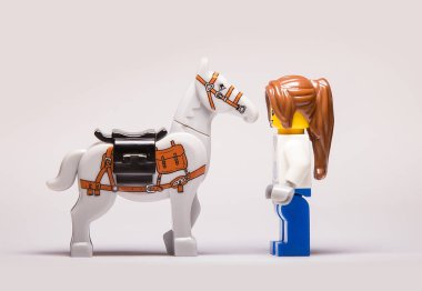 27.10.2020. - Rusya. Moskova. Lego minyatür figürler insanları engeller kız arkadaş at, at yarışı jokeyi, kadın aygır önünde durur